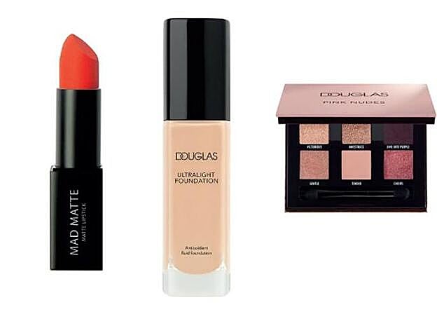1. Mad Matte Lipstick en el tono 15 Scarlet Insanity. 2. Base de maquillaje Ultralight Foundation. 3. Paleta Mini Eyeshadow Palette Pink Nudes.