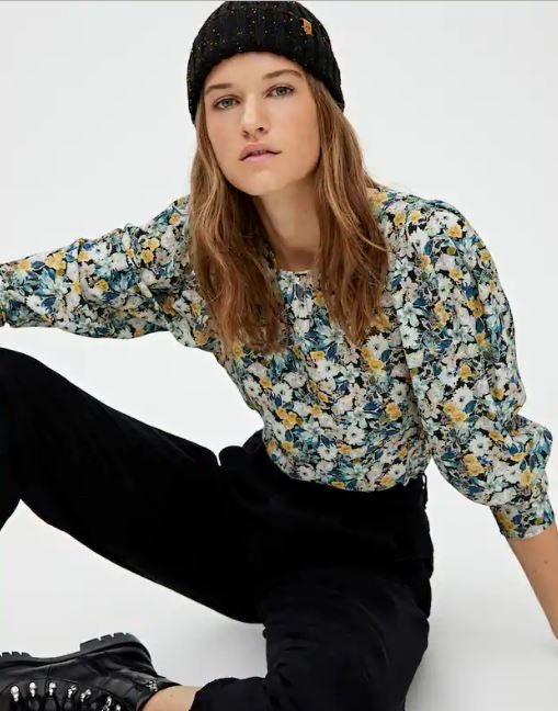 El otoño también es para los estampados de flores y esta  blusa con las mangas abullonadas  es una fantasía. Solo quedan las tallas S, M y L. Corre antes de que se agote. (19,99 euros).