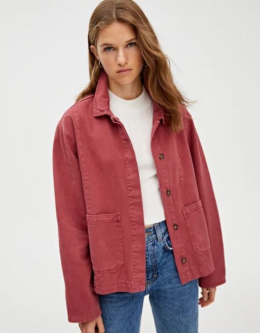 Esta  cazadora vaquera worker con bolsillos  es ideal para dar color a cualquier outfit de otoño. Y cuidado porque ya está empezando a agotarse. (29,99 euros).