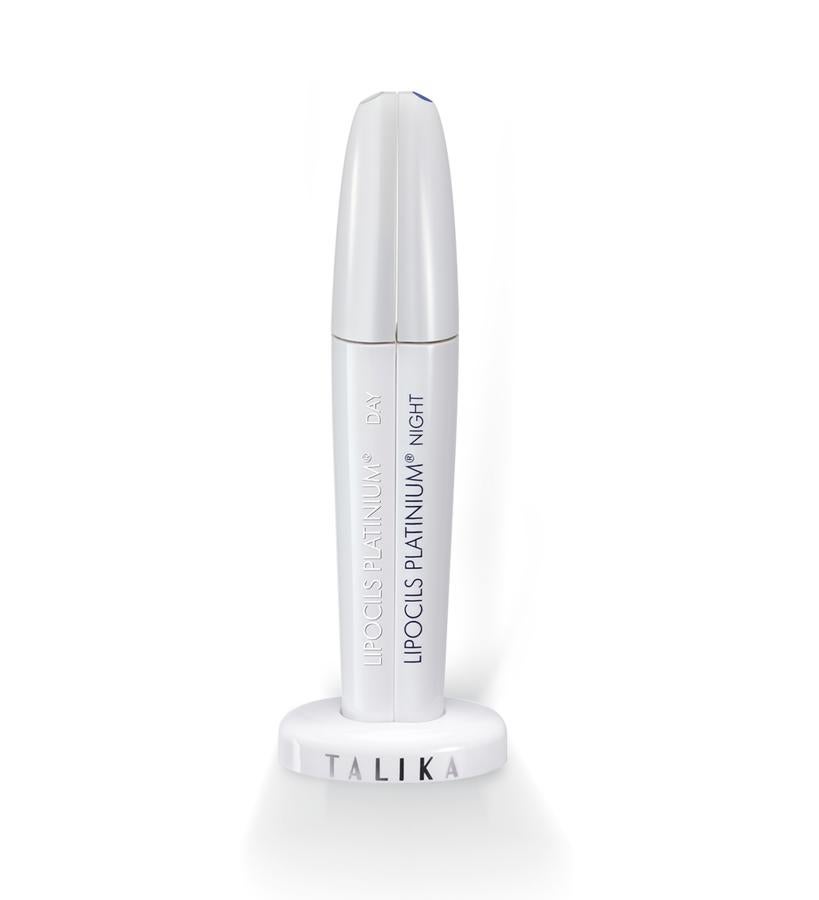 Viene doble, para usar uno de día y otro de noche. Este cuidado global tiene en cuenta la cronobiología de las pestañas: adaptado a su ritmo natural día/noche doble-serum con una fórmula protectora día y una fórmula regenerativa y de crecimiento noche. Mejora el ciclo de vida de las pestañas, estimulando su fase de crecimiento + acortando su fase de reposo gracias a un ingrediente clave, la flor de trébol rojo. Los envases están, al igual que la base que comparten, magnetizados. (99 €).