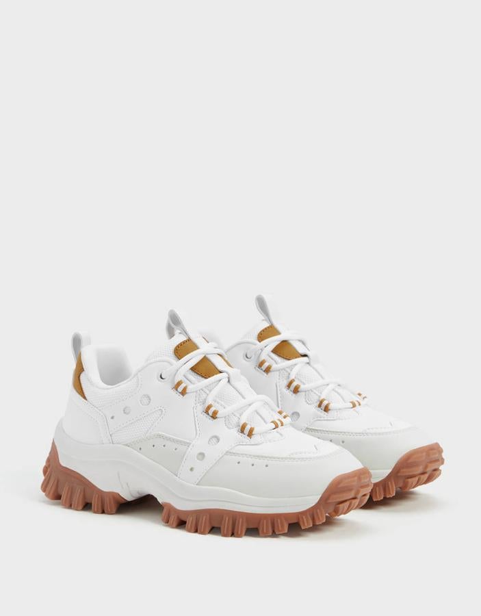 Este modelo blanco con suela marrón es de Bershka y cuestan 25,99 euros.