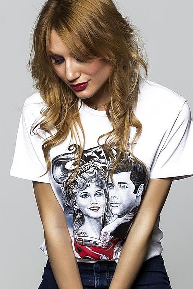 Esta es la camiseta de la película "Grease" que lelva Toñi Moreno. Es de la firma Be hapiness.