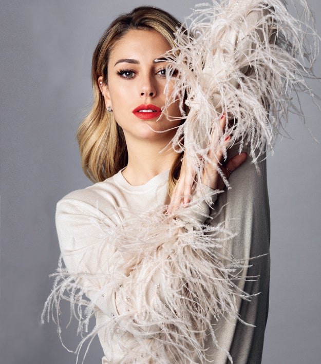 Jersey con plumas de Jorge Vázquez, y pendientes y anillos de Aristocrazy. En los labios, Blanca luce Rouge G en tono nº 44 Mat de Guerlain.