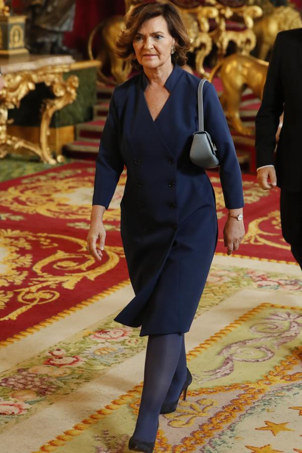 La Vicepresidenta en funciones del Gobierno, Carmen Calvo, ha apostado todas sus fichas de estilo al azul en este besamanos del Día de la Hispanidad 2019.