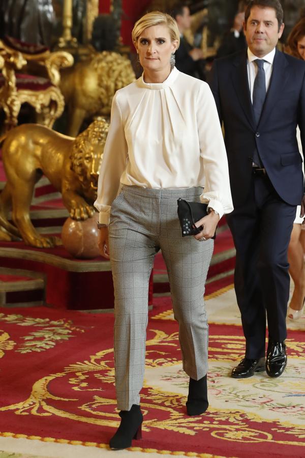 María Zurita no nos convence con un look de blusa y pantalón Príncipe de Gales combinado con botines, una apuesta demasiado informal para una cita como el besamanos que se celebraba hoy en Palacio.