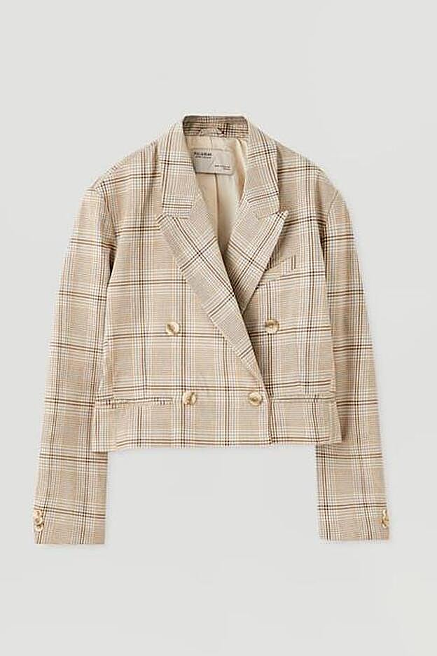 Americana corta en tonos beis y marrón de Pull&Bear.