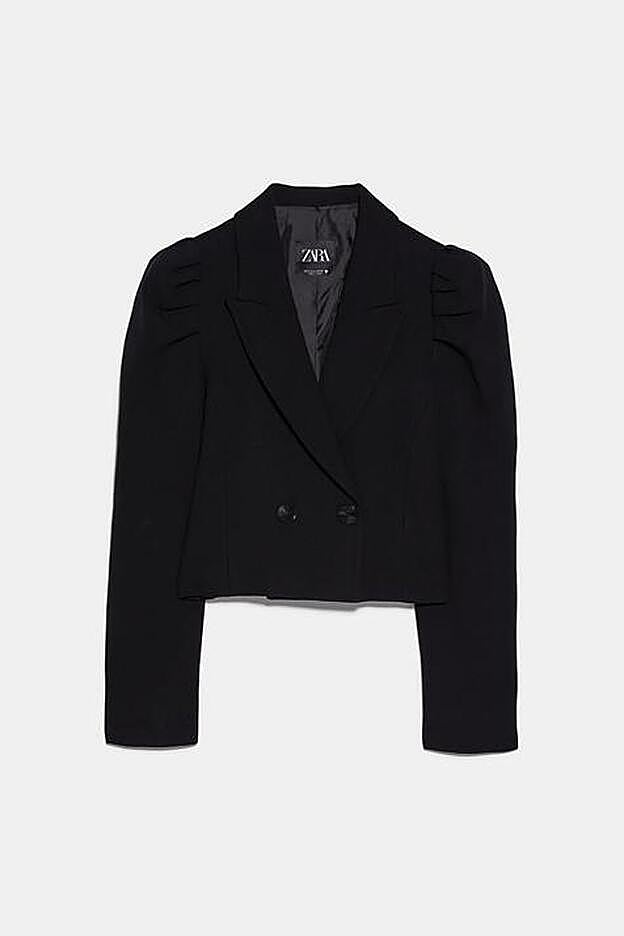La blazer corta que ha lanzado Zara apuesta por las mangas abullonadas.