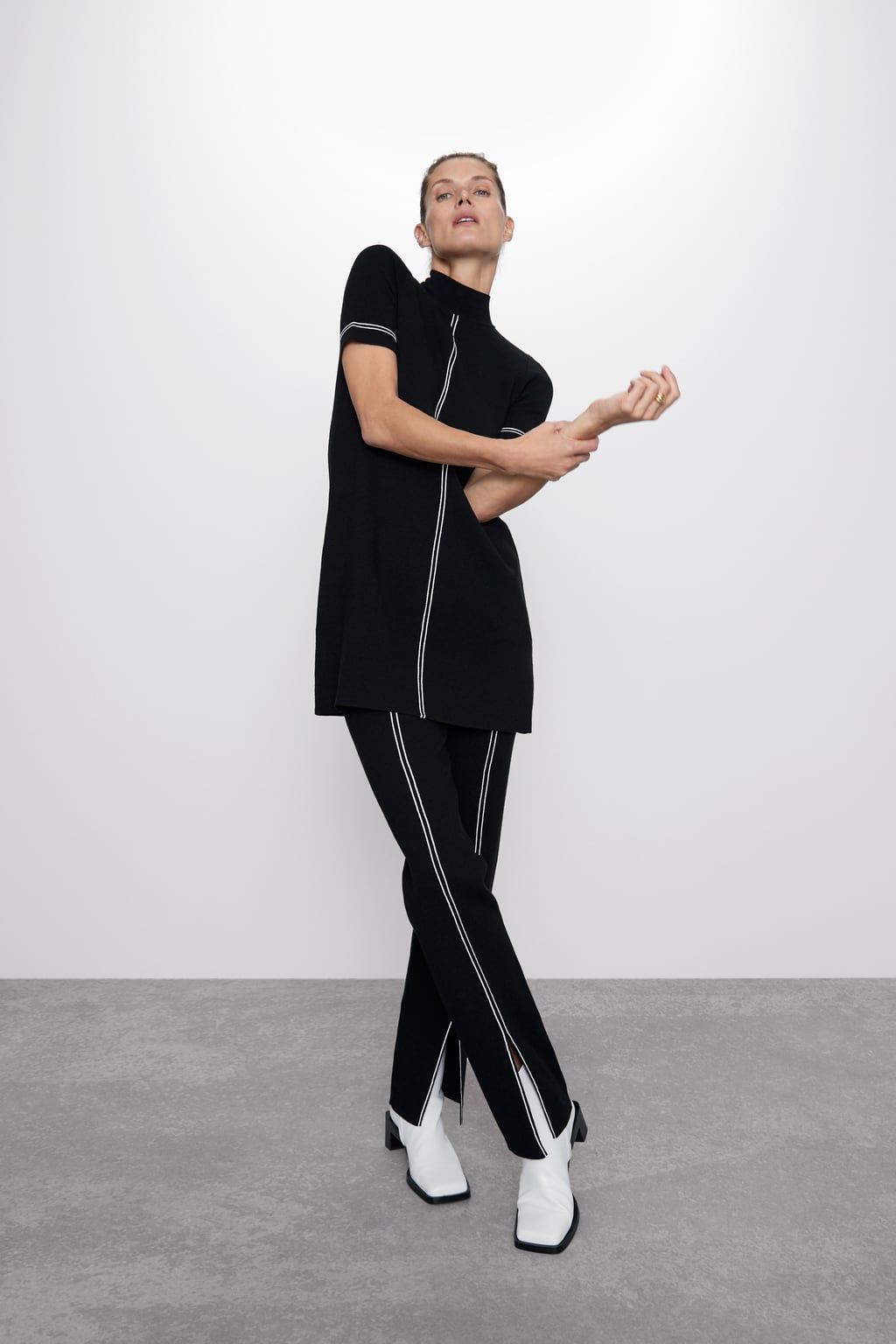 ¿Buscas originalidad? También la encontrarás en los pantalones de punto como este bicolor de Zara con aperturas en el bajo que alargan las piernas. (29,95 euros).