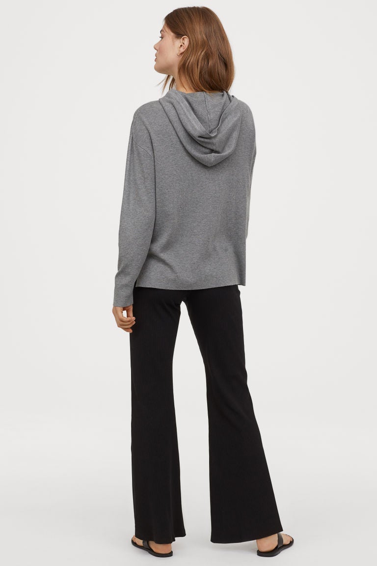 Estos leggings flare de H&M son un básico de punto que no pueden faltar en ningún armario. Los vas a sacar partido con tacones o con zapatillas. ¡Tú decides! Y lo mejor es que gracias a su elasticidad se adaptarán a cualquier figura (14,99 euros).