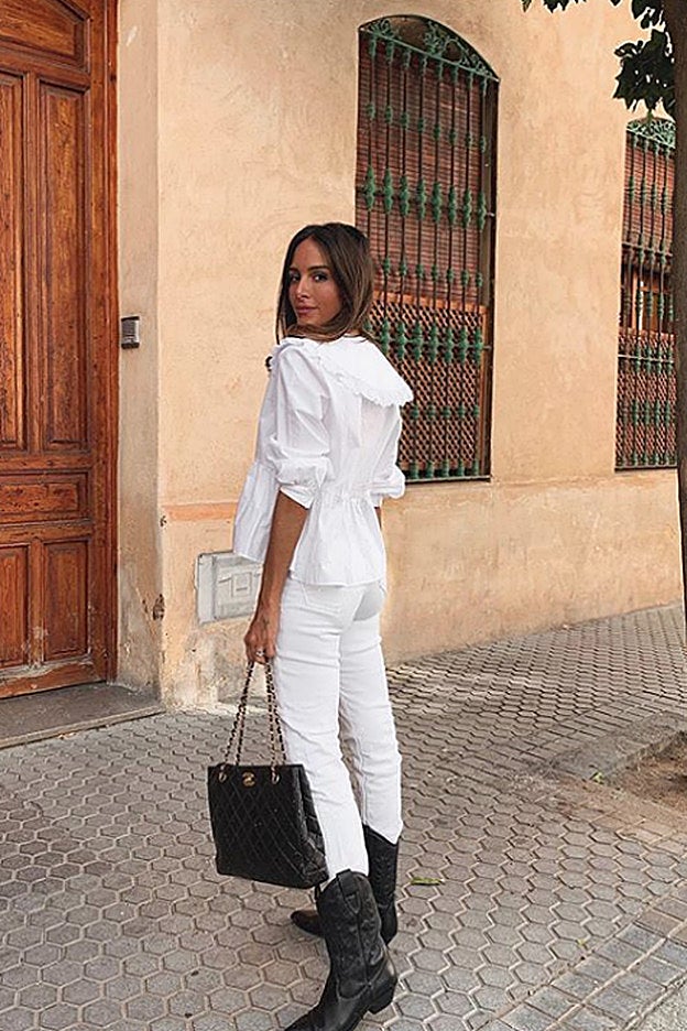 El fantástico look blanco de Rocío Osorno, combinado con accesorios negros.