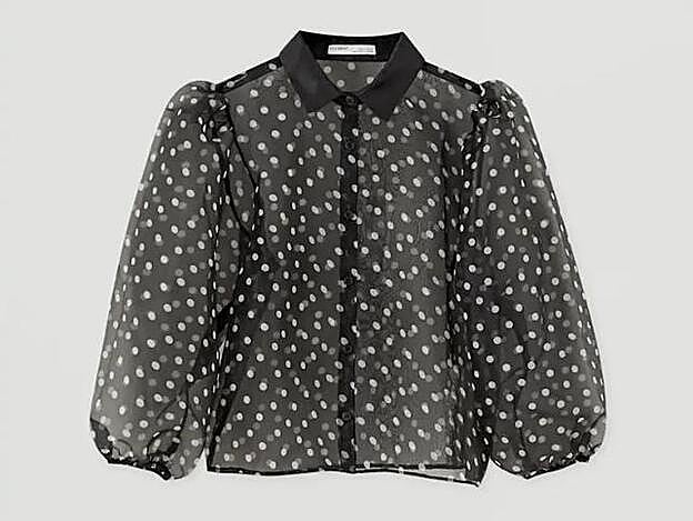 Camisa de organza de lunares de Pull&Bear.