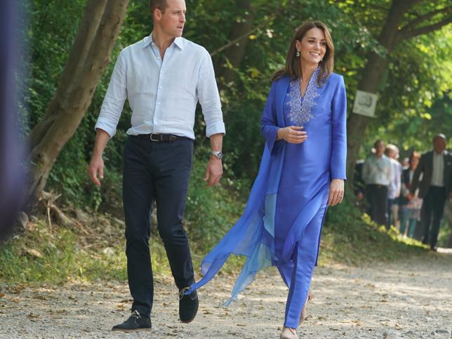 Durante su segundo día en Pakistán Kate Middleton deslumbró con un tradicional kurta bordado en azul cobalto.