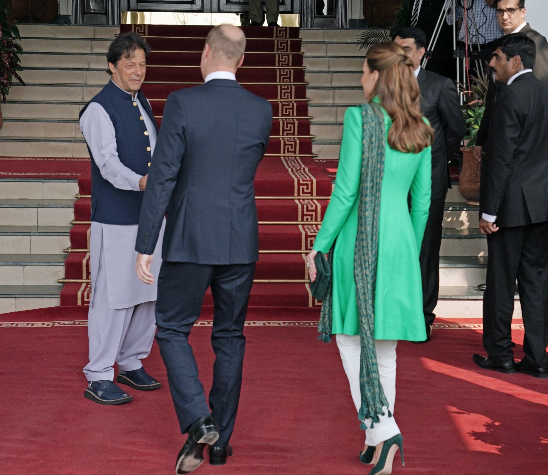 Para una de las recepciones oficiales en Pakistán hemos visto a Kate Middleton con un abrigo vestido verde hierba, que ha superpuesto a unos pantalones blancos y ha combinado con complementos en color musgo.