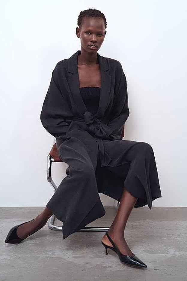 Gabardina fluida de Zara (39,95 euros).