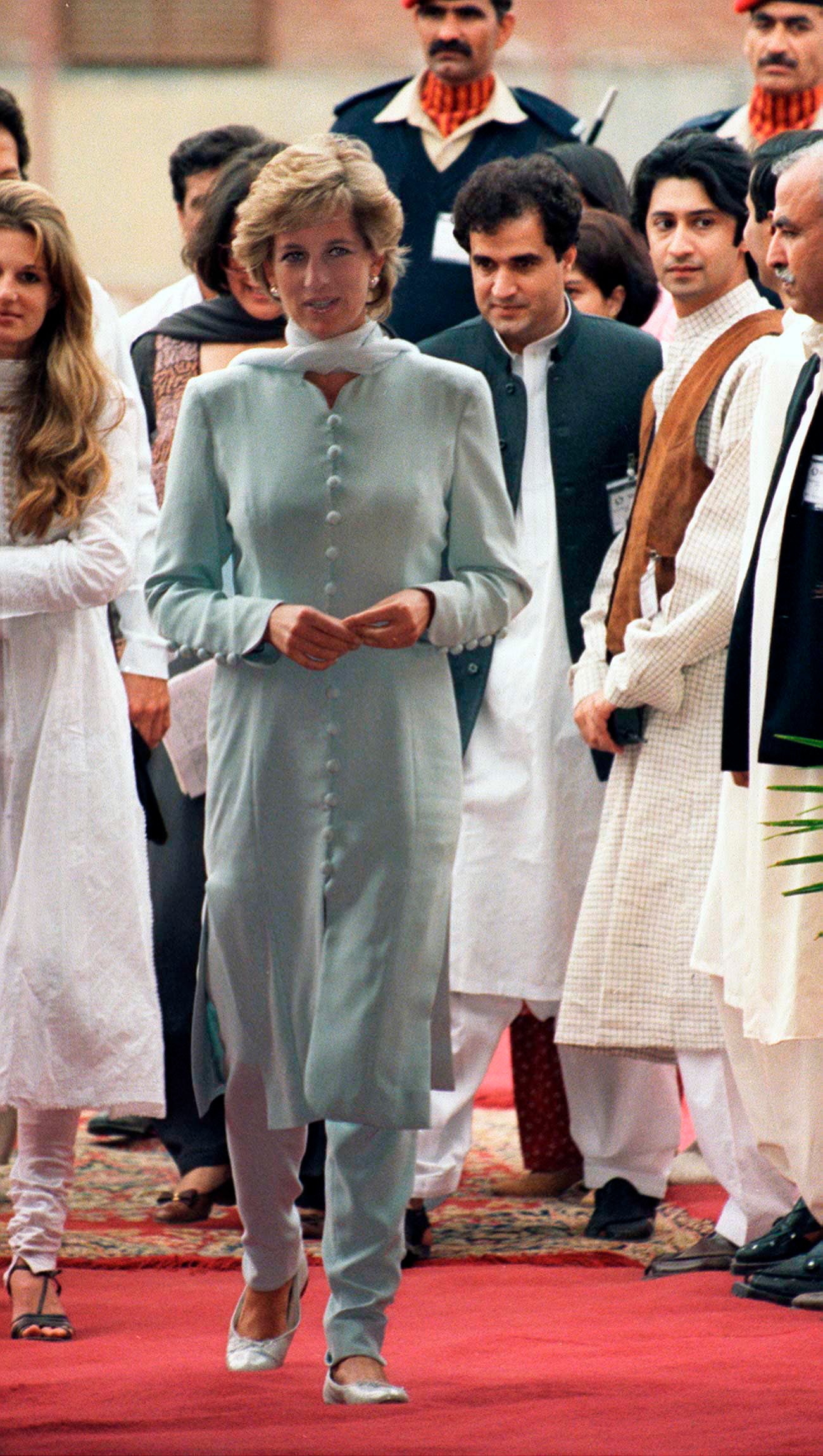 En su visita a Pakistán en 1992, Lady Di apostó por un anarkali azul bebé que podría haber inspirado el look de Kate Middleton.