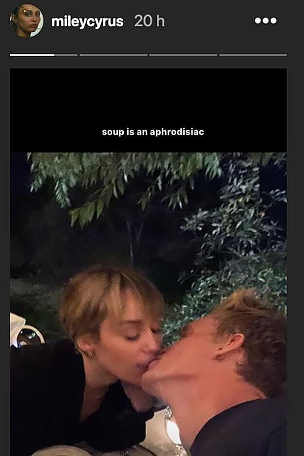 Miley Cyrus comparte esta foto besándose con Cody Simpson.