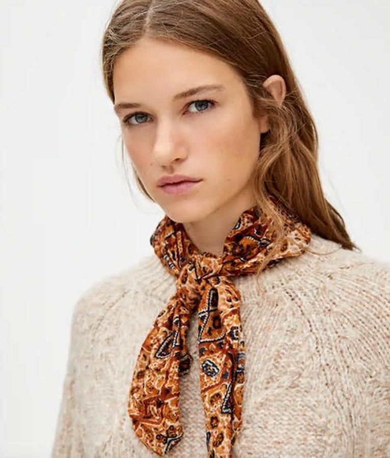 Esta bandana vintage de colores tostados es ideal para tus looks denim y tus jerséis en tonos claros.  Es de Pull & Bear y cuesta 7,99 euros .