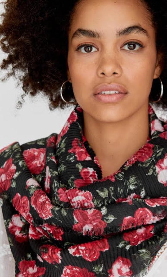 La fiebre del plisado no se ha quedado solo en las faldas, sino que ha llegado también a los pañuelos. Este de flores rojas sobre fondo negro es de Stradivarius y cuesta 9,99 euros.