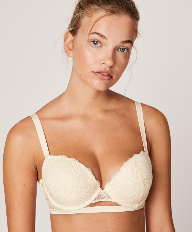 Sujetador de encaje con aros de Oysho disponible hasya la talla 100C (19.99 euros).