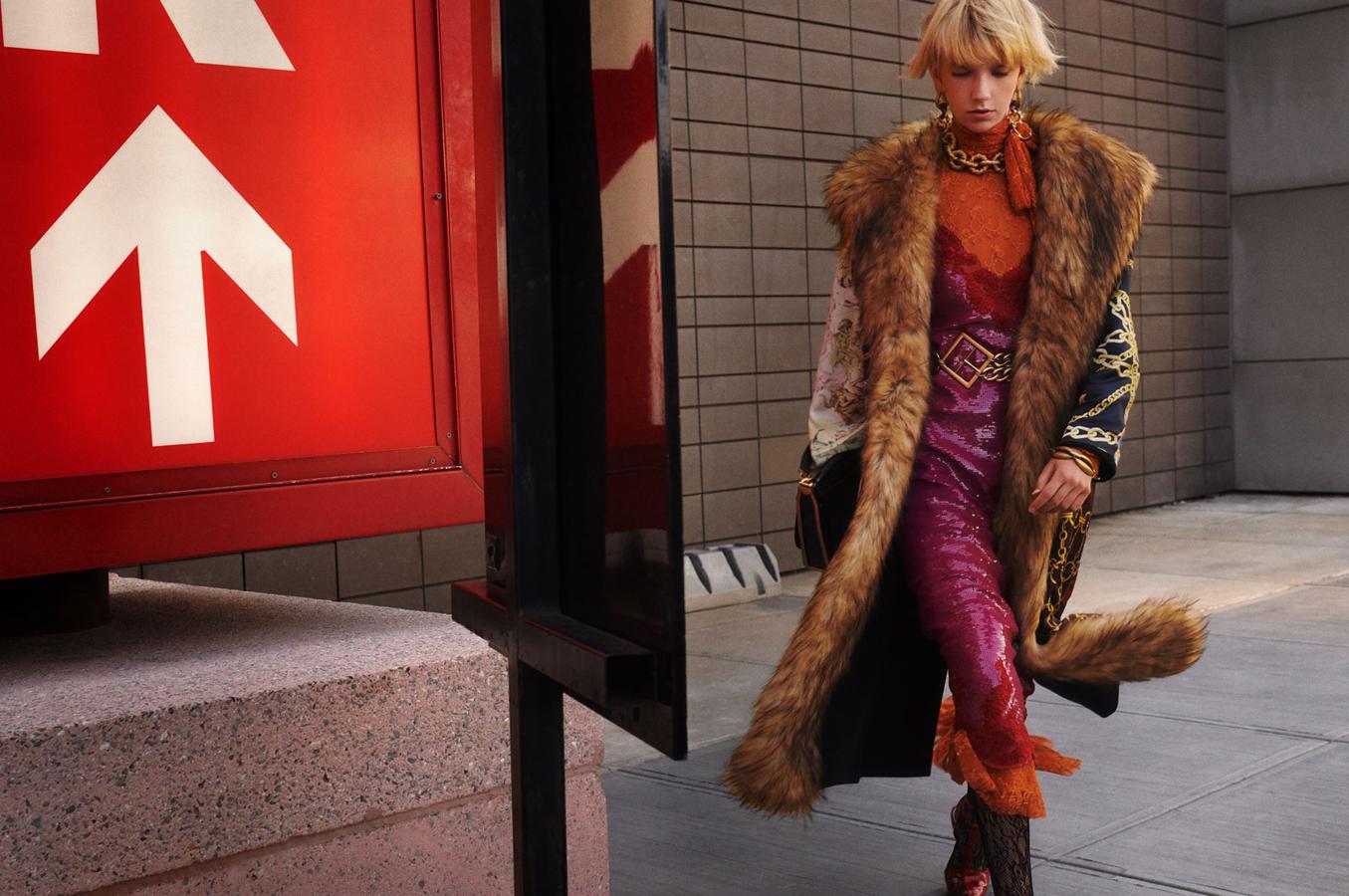 Abrigo reversible y estampado con cuello de solapa con efecto cuello (179 euros); vestido color mostaza de encaje y cuello subido con el hombro marcado (79,95 euros); vestido rosa de lentejuelas con detalle de encaja rojo (89,95 euros); zapato de tacón con hebilla (89,95 euros); bolso banolera negro, con asa de mano adornada con eslabones de oro envejecido (59,95 euros); pendientes de aro con efecto carey y perlas (12,95 euros), collar de eslabones grabados (17,95 euros), pulsera de eslabones ovalados (15,95 euros) y anillos (12,95 euros); cinturón de piel adornado con eslabones metálicos y hebilla (25,95 euros); y medias de encaje (12,95 euros).