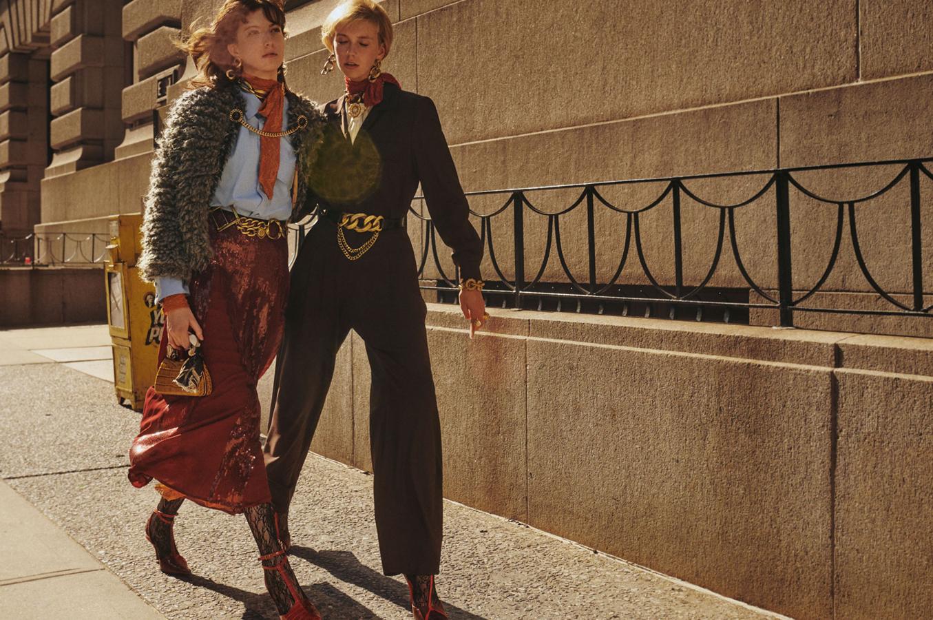 A la izquierda, abrigo corto con efecto borreguillo y cierre con cadena metálica (69,95 euros); camisa azul oversize (49,95 euros); vestido de encaje naranja con lazada al cuello (79,95 euros); falda de lentejuelas roja (79,95 euros). A la derecha, mono con bolsillos (89,95 euros), camisa de rayas con lazada (49,95 euros); camisa de encaje rojo con lazo (39,95 euros).