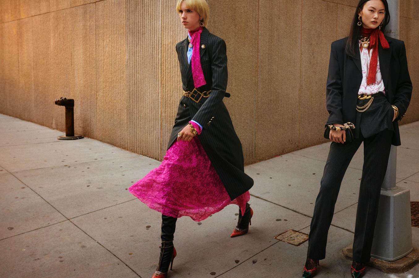 A la izquieda, abrigo-vestido a rayas diplomáticas (129 euros); camisa azul con lazada al cuello (39,95 euros); vestido de encaje rosa (79,95 euros); bota de tacón de caña alta (149 euros). A la derecha. blazer y pantalón-falda a juego de rayas diplomáticas (89,95 euros+59,95 euros); camisa estampada con lazo (49,95 euros); camisa de encaje rojo con lazada al cuello (39,95 euros); zapato de tacón con aplicación de encaje y estampado animal (89,95 euros).