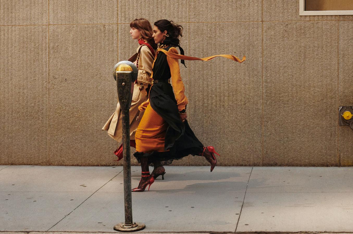 Trench doble con cinturón (129 euros); vestido negro y mostaza con lazada al cuello (89,95 euros); vestido de encaje negro con lazada (79,95 euros).