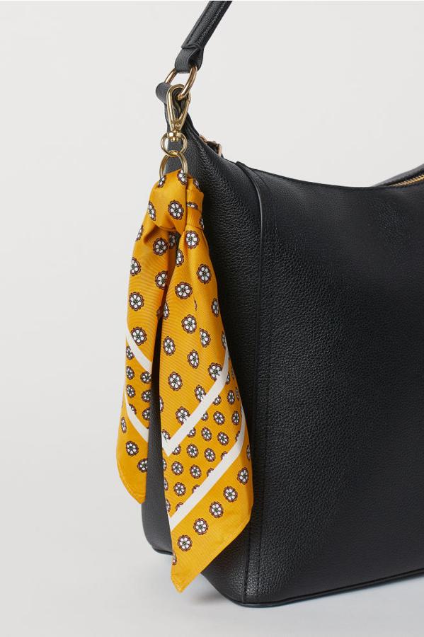 Pañuelo para incluir en el bolso de H&M (5,99 euros).