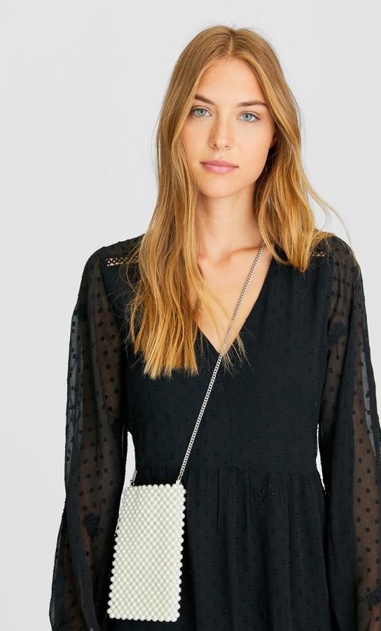 Bandolera para el móvil en forma de cuentas de Stradivarius (12,99 euros).