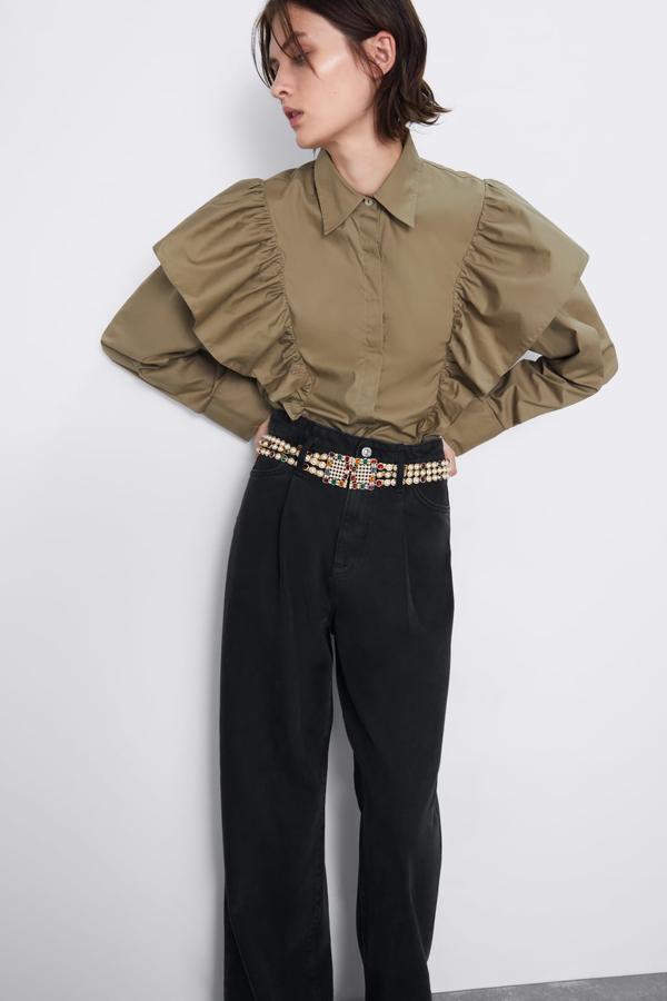 Cinturón joya dorado de Zara (19,99 euros).