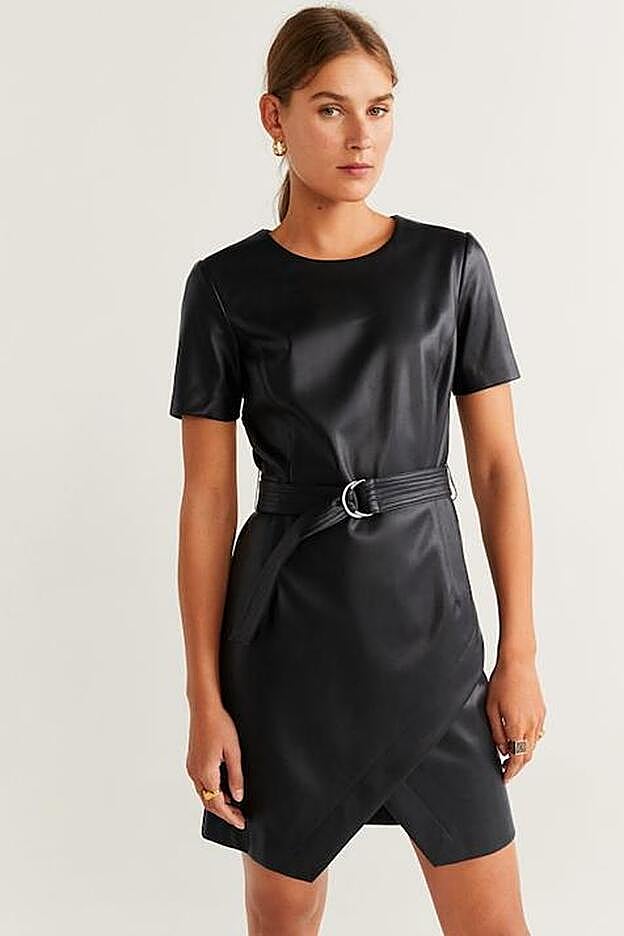 Vestido efecto piel de Mang, con manga corta y abertura en la falda.