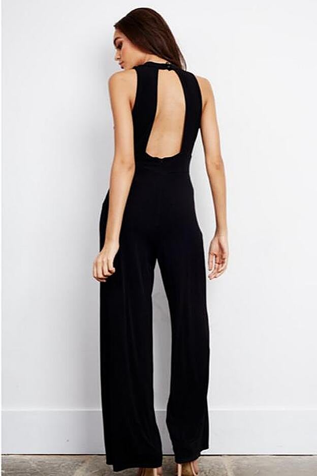 El mono es de SilkFred y tiene la espalda al aire. Cuesta 47 euros.