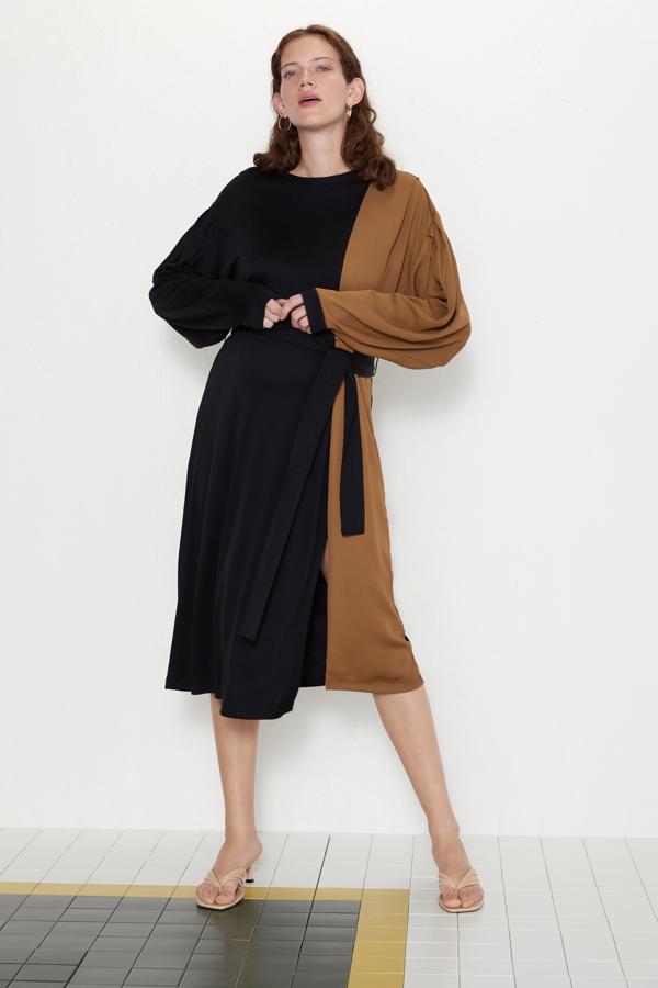 Este vestido premamá color block es un básico de fondo de armario ideal de la colección Zara Mum (29.95 euros).