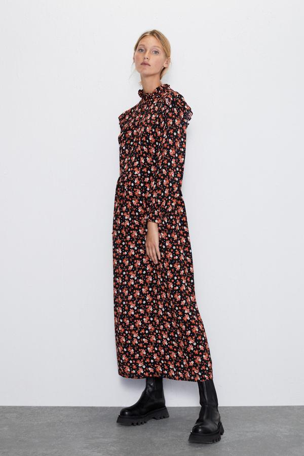 Este vestido premamá de inspiración romántica y estampado floral de Zara Mum cuesta 39.95 euros.