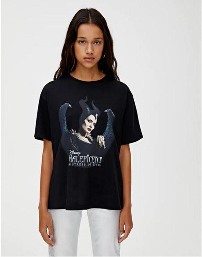 Si lo tuyo son los grandes clásicos y las referencias reconocibles por todos, esta camiseta negra lo que buscas. Angelina Jolie en el cartel de la película ‘Maléfica: Maestra del mal’ sobre un fonodo negro que la hace aún más tenebrosa.  Cuesta 14,99 euros y es 100% algodón .