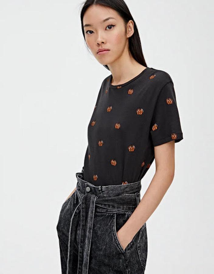 No hay Halloween sin calabazas, así que mejor que sean muchas como en esta simpática camiseta. Puede ser una de las triunfadoras de la jornada ya que por  5,99 euros algunas tallas comienzan a agotarse .