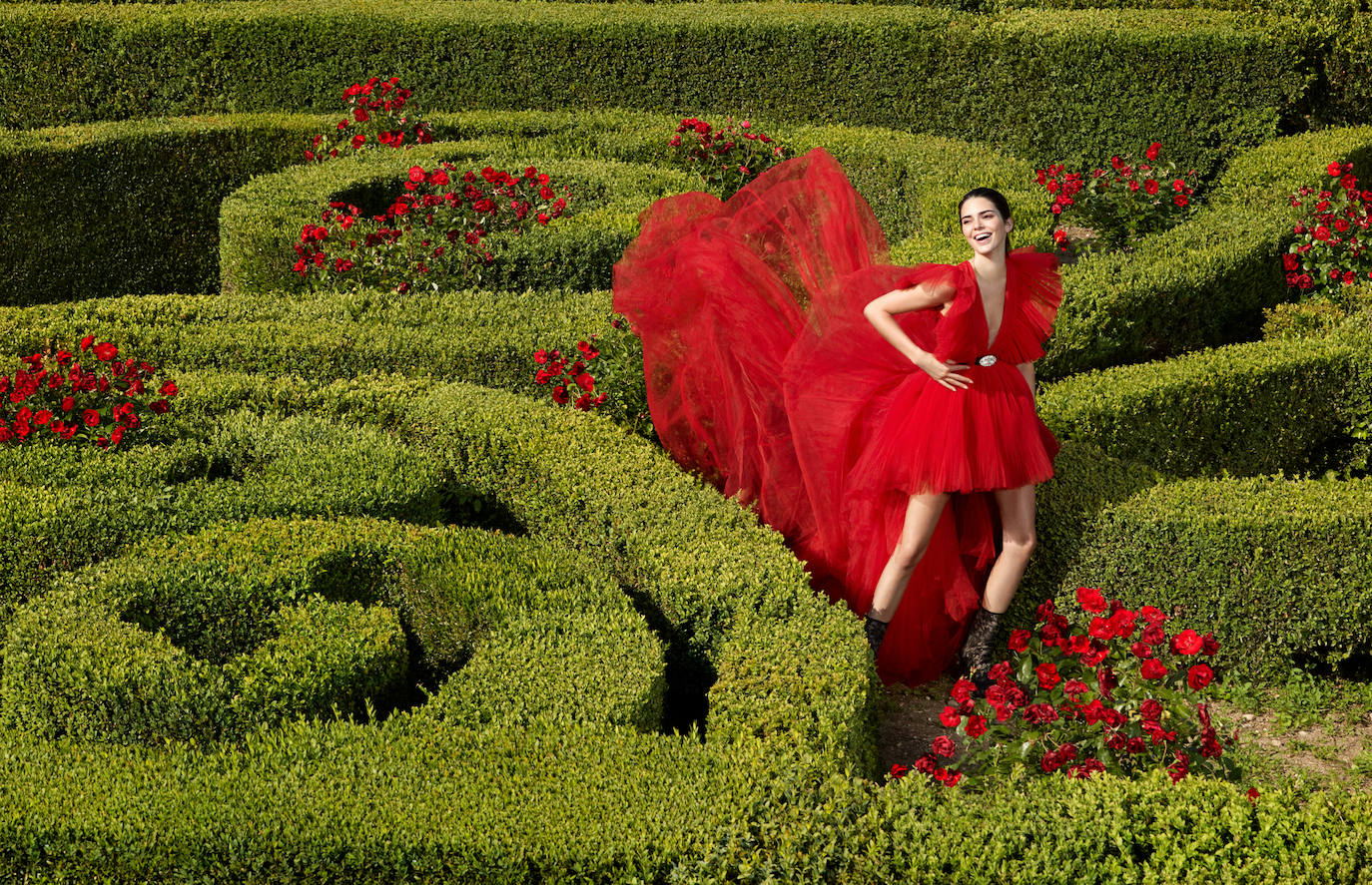 Estamos completamente enamoradas de este vestido maximalista de tul rojo que luce Kendall Jenner, la prenda más imponente de la colección de Giambattista Valli x H&M y que, estamos seguras, veremos en más de una alfombra roja esta temporada.