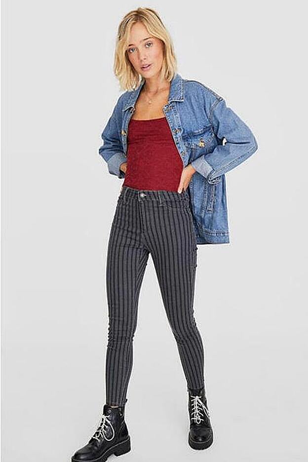 Pantalones pitillo grises con finas rayas negras, de Stradivarius (19,99 euros).