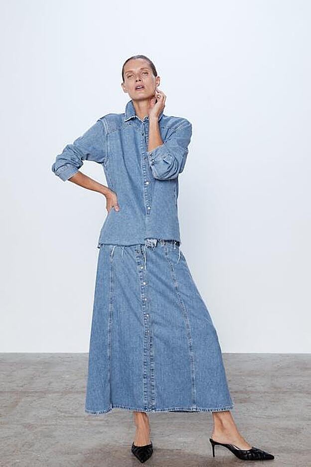 Look de camisa oversize y falda, todo denim, de Zara.