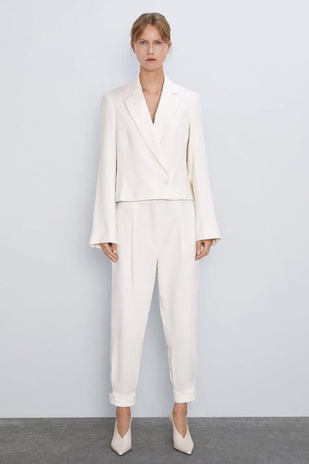 Este es el traje con blazer cropped que ha llevado Erea Louro.