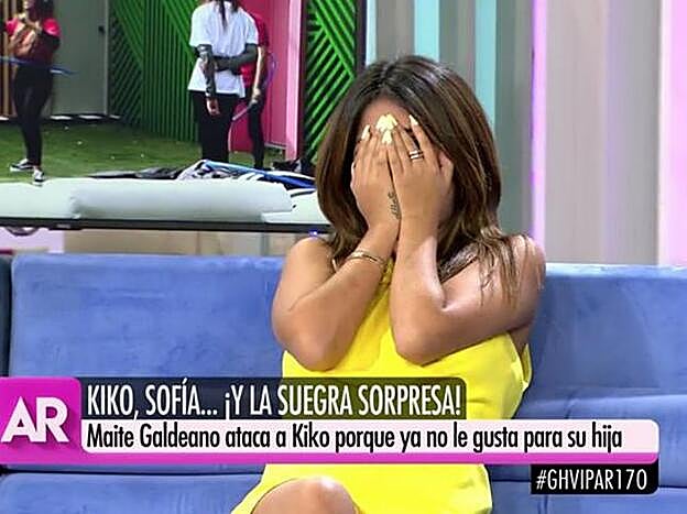 Chabelita se lleva las manos a la cara consciente de que acaba de meter la pata de nuevo.