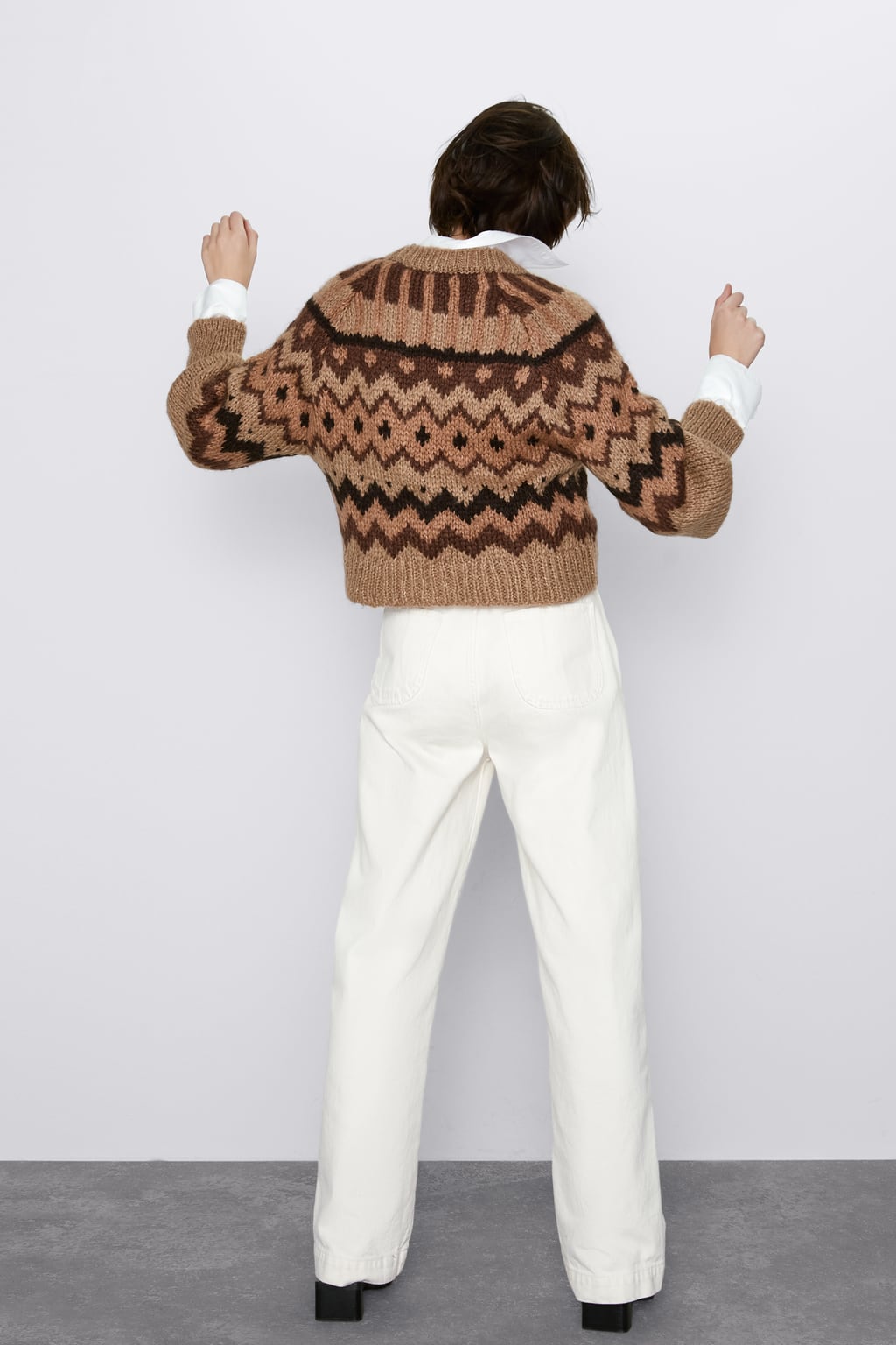 Los tonos marrones son perfectos para el otoño, así que, con este jersey de rombos de Zara no vas a fallar. (25,95 euros).