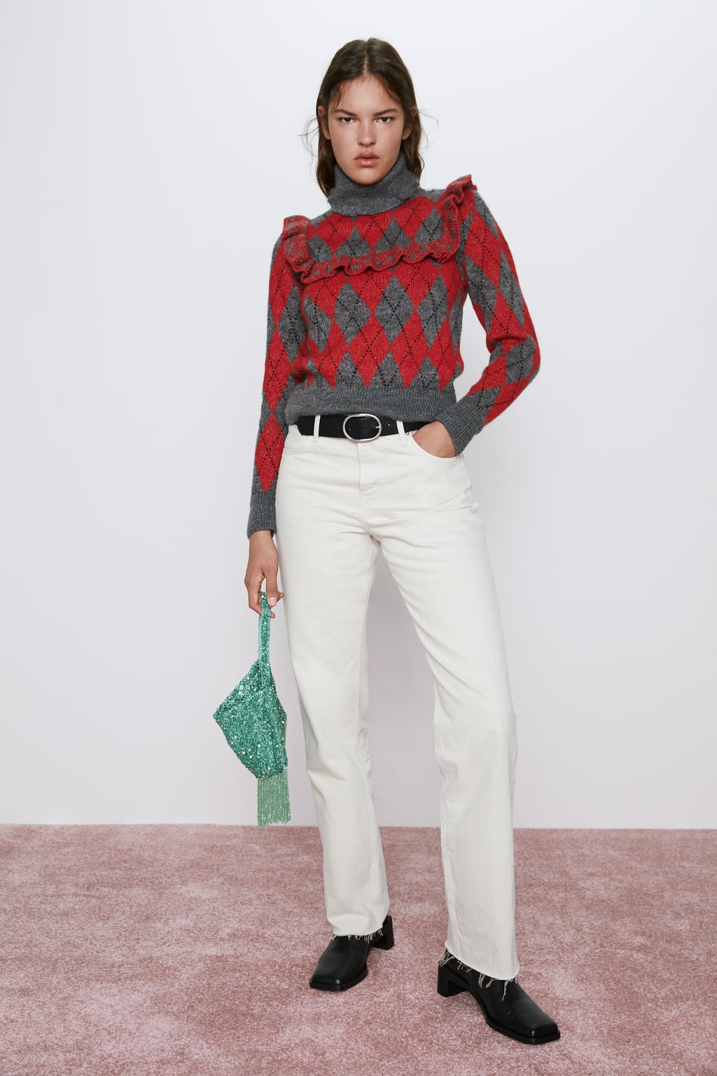 Jersey con estampado de rombos, volantes y cuello cisne en tono gris y rojo para crear lookazos de otoño como este que propone Zara. ¡Flechazo! (29,95 euros).