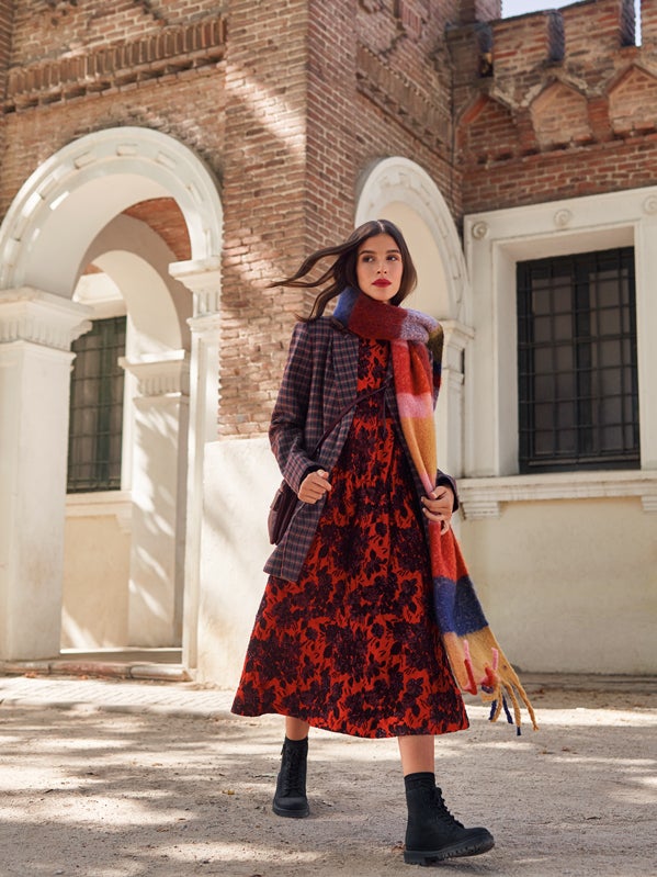 Vestido de Aspesi, chaqueta de Sandro, bufanda de Esprit y bolso de Pedro del Hierro. Los botines son de Callaghan.