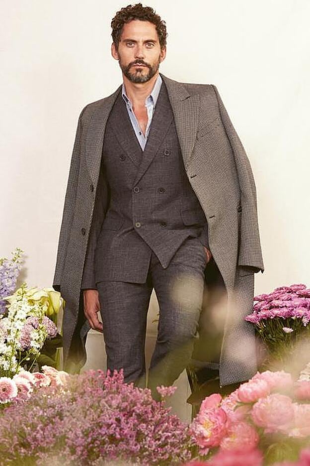 Paco León viste traje y camisa de Emporio Armani y abrigo de Fendi.