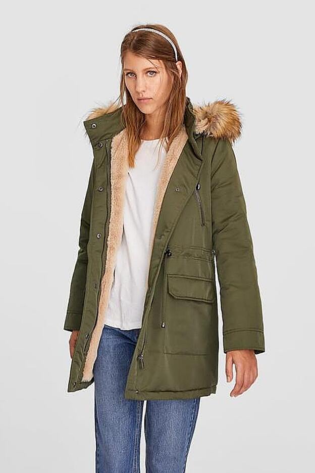 Parka con borrego y capucha de pelo, de Stradivarius.