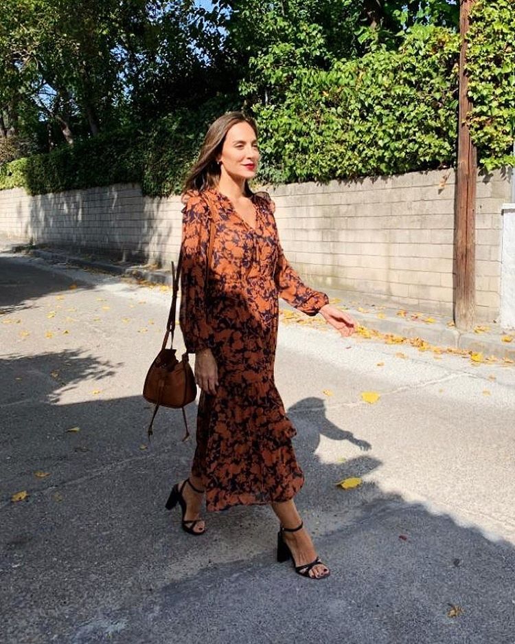 Nuestro vestido favorito del otoño es este  maxi de inspiración boho de Mango . También es el favorito de Tamara Falcó... y de media España, porque tiene lista de espera.