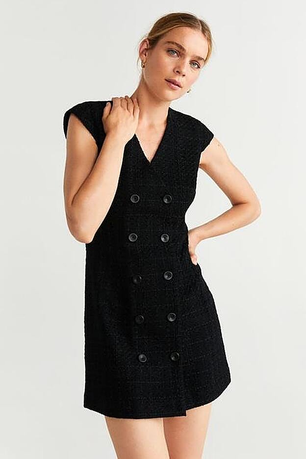 El vestido corto de punto con doble botonadura que lleva Lucía Rivera.