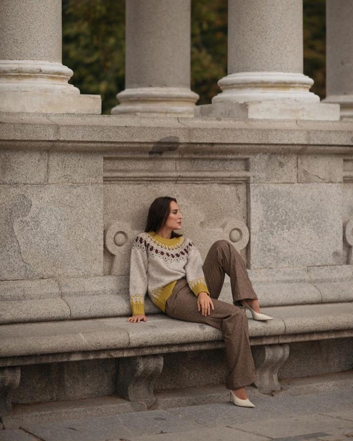 ¿Quién dijo que un jersey no puede ser elegante? Tamara Falcó lo ha demostrado con una de  sus prendas de punto favoritas   al combinarla con unos pantalones palazzo y stilettos.