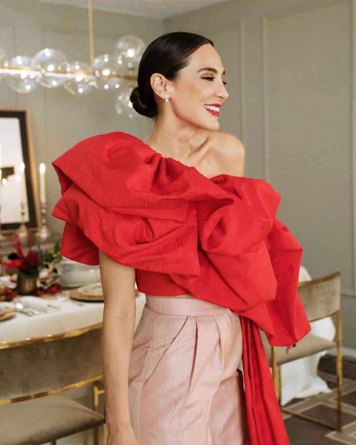 Sin duda este es uno de los mejores looks de Tamara Falcó.  Con él, además de apoyar la moda española, dejó claro que la  combinación de rosa y rojo  puede ser un acierto.